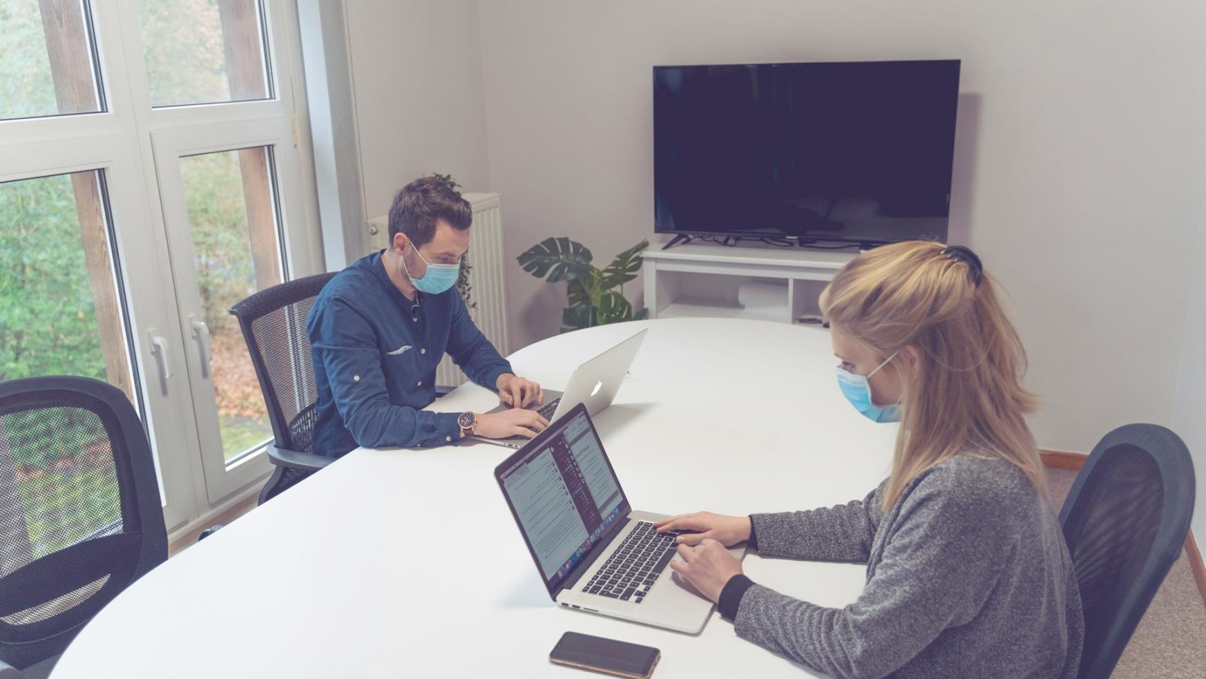 Team bei der Arbeit an mobilen Lernplattformen